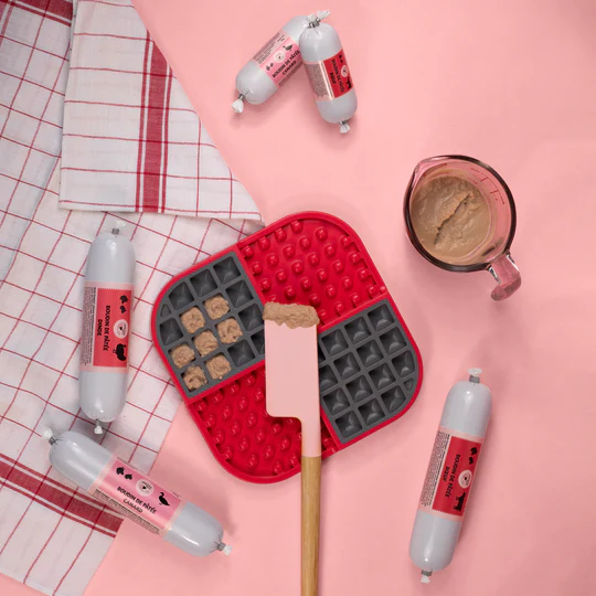 Préparation de tapis de léchage pour chien, un jouet d'occupation idéal avec de la pâtée étalée dessus et des aliments sains et naturels