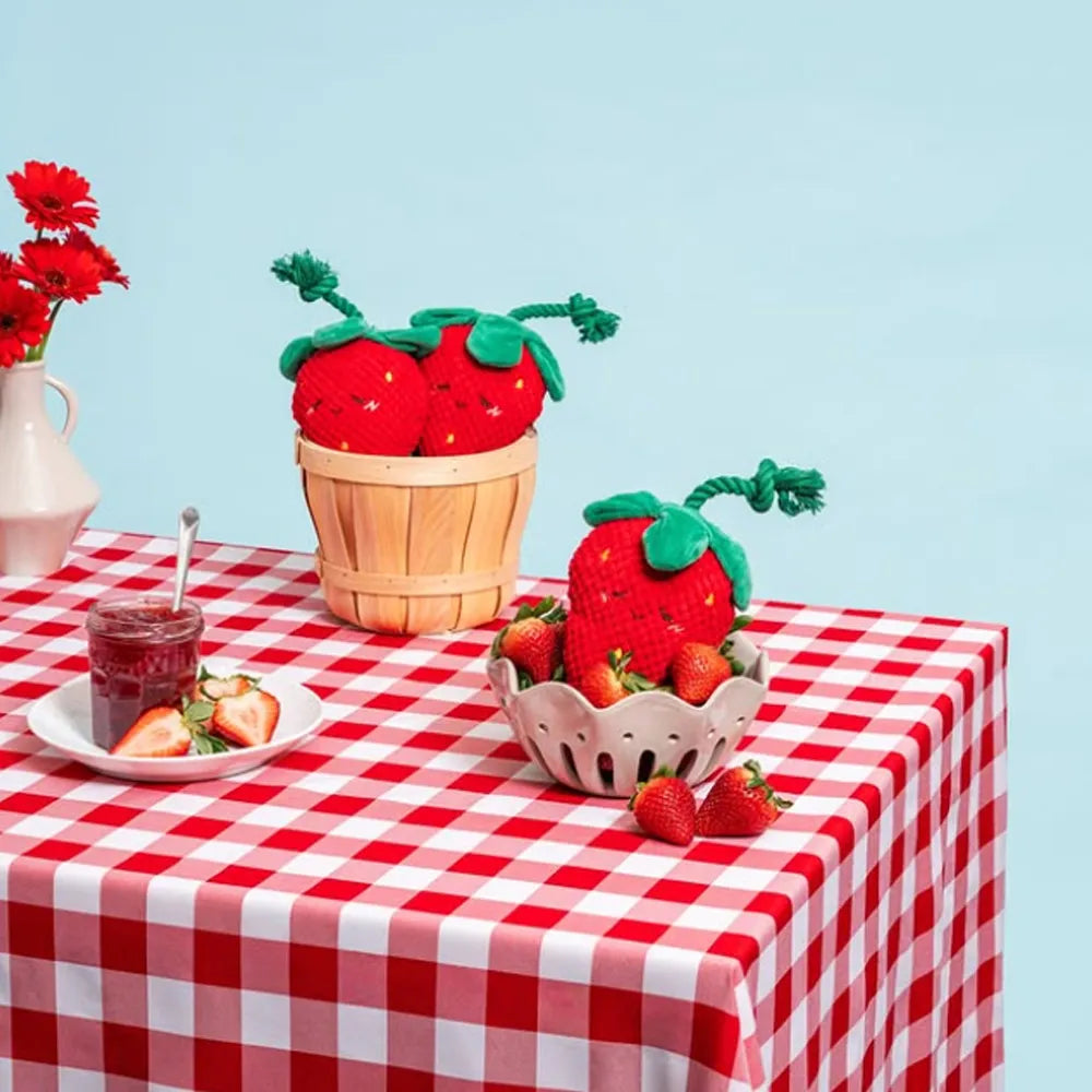 Peluche Crinkle Crops Fraise ZippyPaws dans un panier – jouet pour chien
