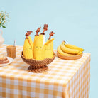 Peluche Crinkle Crops Banane ZippyPaws dans un panier – jouet pour chien