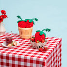 Peluche Crinkle Crops Fraise ZippyPaws dans un panier – jouet pour chien
