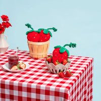 Peluche Crinkle Crops Fraise ZippyPaws dans un panier – jouet pour chien