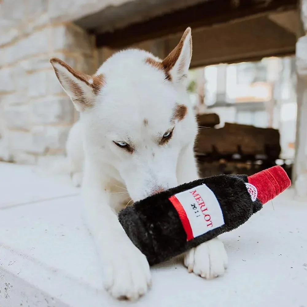 Peluche Merlot pour chien 🍷 – Happy Hour Crusherz – ZippyPaws