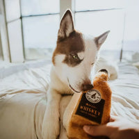 Peluche Whisky pour chien 🥃 – Happy Hour Crusherz – ZippyPaws
